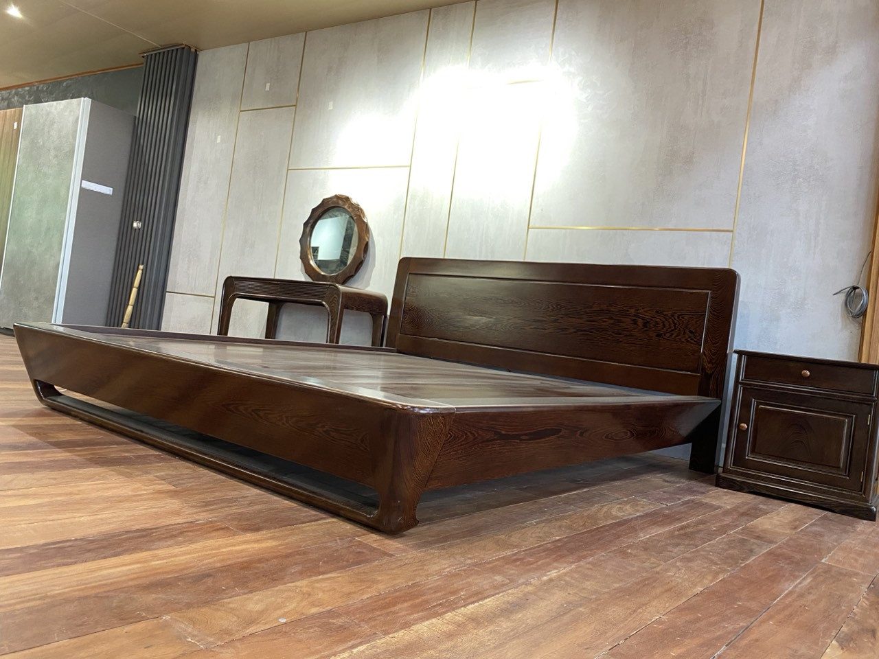 Mẫu giường 1m8x2m chân thuyền gỗ mun đuôi công